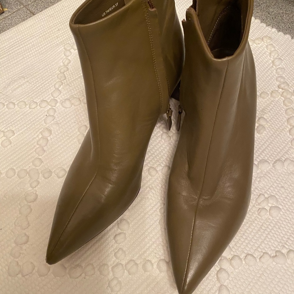 Vince booties size 7 olive color